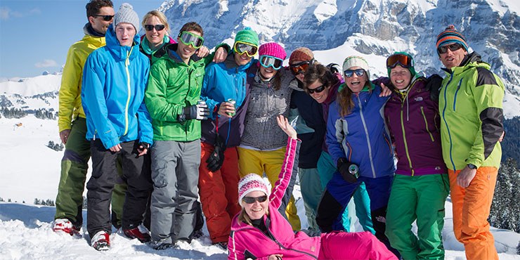Ski- und Snowboardkurs in Pause auf der Piste im Skigebiet Champéry in der Schweiz