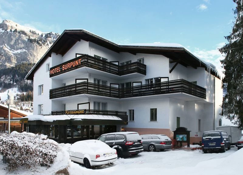 Hotelfront des Sportclubs Hotel Surpunt im Skiurlaub in Flims-Laax in der Schweiz