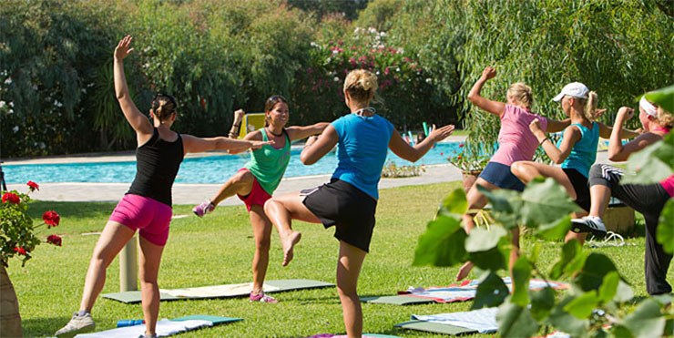 Fitnesskurs am Pool im Inselurlaub auf Korfu