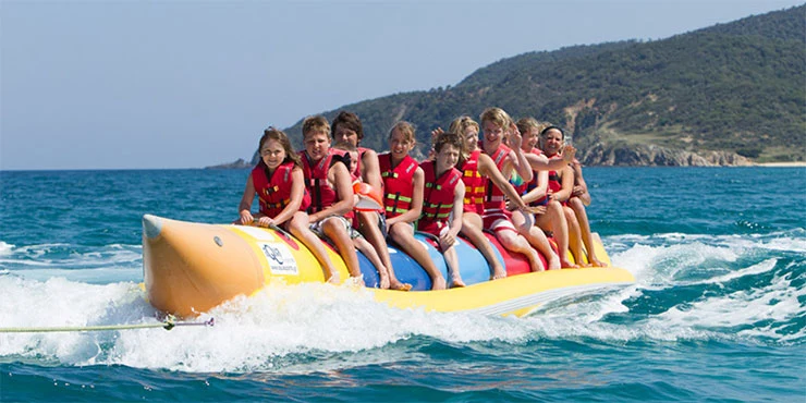 Familie fährt mit einem Bananaboot